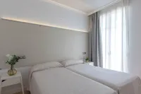 Apartamentos Senabre Palais Hotels near Parroquia de San Jaime y Santa Ana