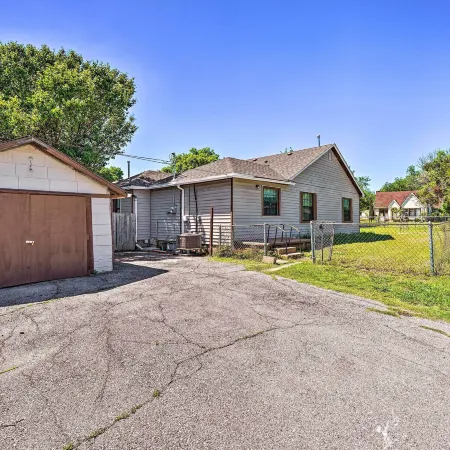 Centrally Located Lawton Home Dogs Welcome!