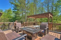 Poconos Family Cabin Fire Pit and Hot Tub! - homestay