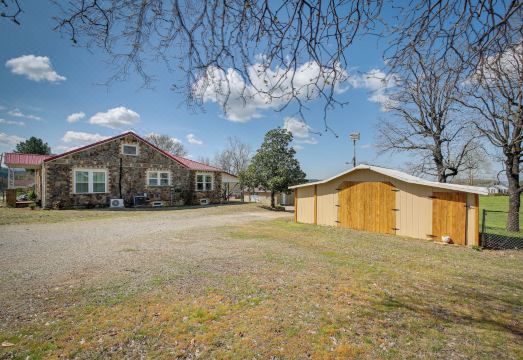 Maries Place - Walk to Subiaco Abbey! - Housity