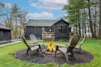 Charcoal Chalet by Avantstay A+ Design w/ Firepit