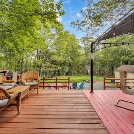 Stunning! Pocono Escape! HotTub Sauna Pool Ski Pet-Friendly Fireplace Fishing