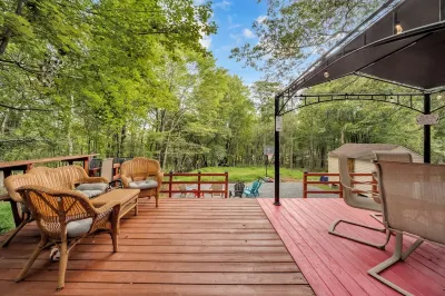 Luxe Pocono Retreat! Hot Tub Firepit Sauna Game Room Fireplace Ski BBQ Lake Pool Các khách sạn gần Kalahari Waterpark Resort Convention Center