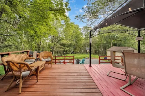 Stunning! Pocono Escape! HotTub Sauna Pool Ski Pet-Friendly Fireplace Fishing