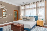 Luxurious Lake Park House: Sleeps 25, Pool, Hot-Tub, Firepit and Game Room! Hotels in Travis County