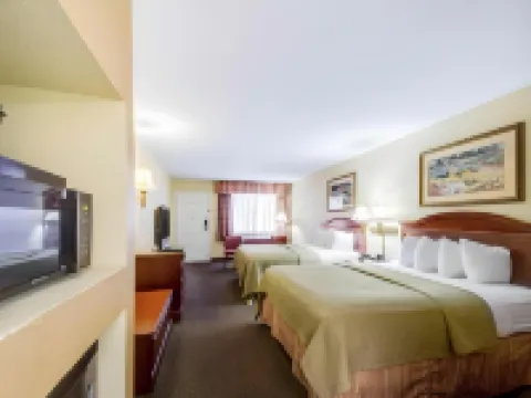 Econo Lodge Inn & Suites