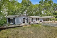 Bright Byrdstown Home w/ Views of Dale Hollow Lake - 3-Star