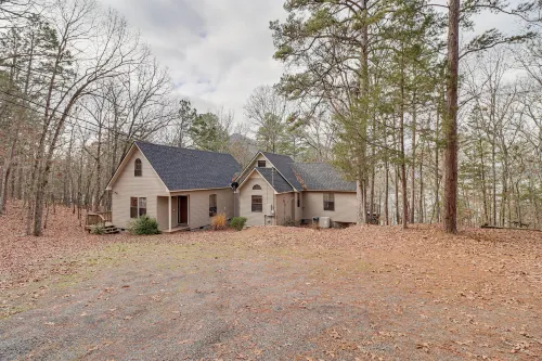 Lakefront Arkansas Home w/ Deck, Grill & Cornhole! - Homestays