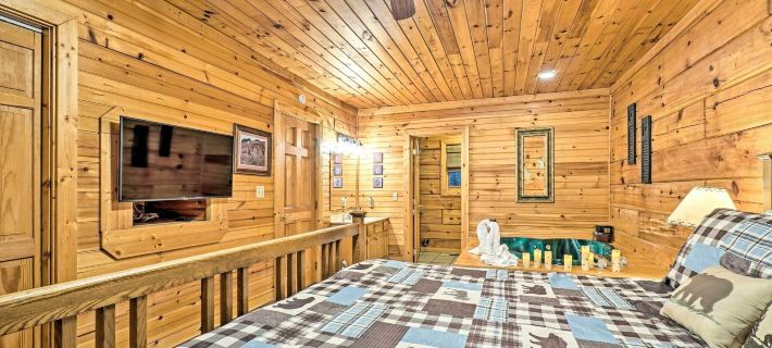 Smokies Cabin w/ Hot Tub! Group Adventure Base Hotels in Съвиървил