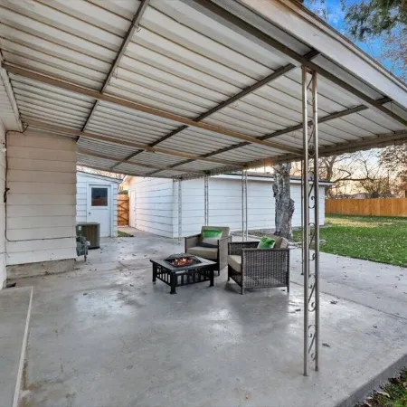 MidCentury Modern 3BR 2BA + Hot Tub in College District