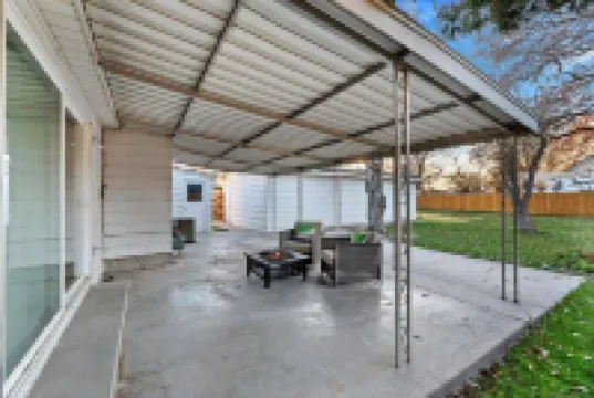 MidCentury Modern 3BR 2BA + Hot Tub in College District
