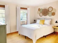 3 Bedroom Cozy BurlingtonEscape w/HOT TUB!