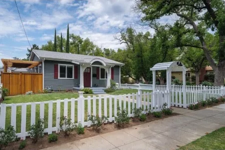 Guest Place in Pasadena w/ Private Entrance Отели рядом с достопримечательностью «Арлингтон Гарден ин Пасадина»