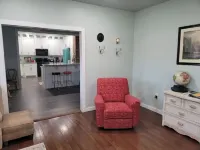 Retro Bungalow - 3 Beds/2 Baths - No Chores!