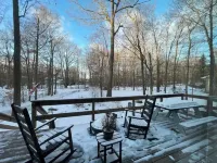 PearTree Chalet, Lake, Hot Tub, Gas & Wood FirePits