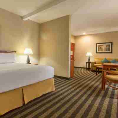Holiday Inn Express & Suites MANTECA CITY CENTER by IHG Rooms
