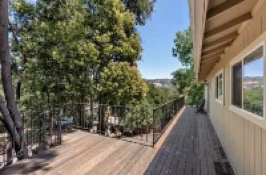 Villa Vino! Spacious 6Bd + Hot Tub in Wine Country