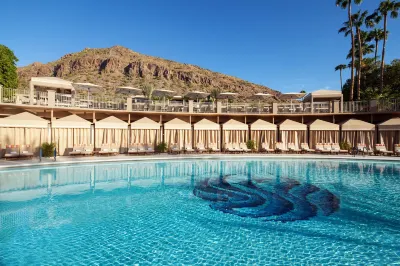 The Canyon Suites at the Phoenician, a Luxury Collection Resort, Scottsdale Отели рядом с достопримечательностью «On The Edge Gallery»