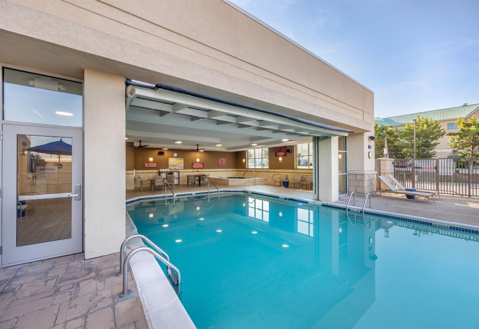 Drury Plaza Hotel Columbia East Over view