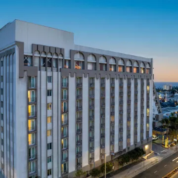 Hyatt Centric Delfina Santa Monica Отели рядом с достопримечательностью «Mt. Olive Lutheran Church»