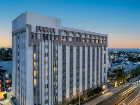 Hyatt Centric Delfina Santa Monica Отели рядом с достопримечательностью «Museum of Flying»