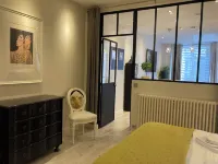 La Maison des Cochers- appartement du rez de chaussée Hôtels à proximité de : La Pagode de Chanteloup