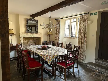 Pitchers is a Grade 11 Cotswold Stone House in the centre of Chipping Campden.