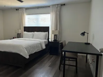 Fabulous 2-bedroom condo in Arlington with WiFi access Hôtels à proximité de : Tails 'N Trails Dog Park