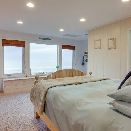 Oceanfront Home in Port Orford the Lighthouse