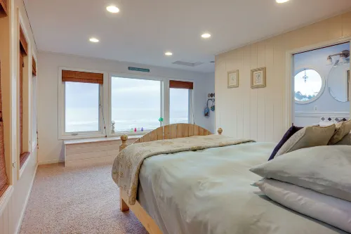 Oceanfront Home in Port Orford the Lighthouse - Beach