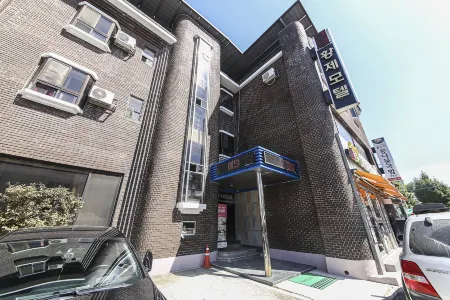 Yeongju Hwangje Motel Отели рядом с достопримечательностью «Buseoksa Temple»