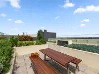 Luxe 2-Bed: Modern Interiors, Balcony & BBQ Area Hotels in Lidcombe