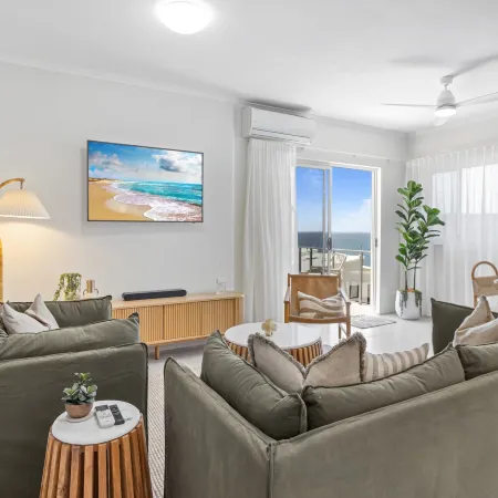 Stylish 3-Bed Apartment in Coastal Redcliffe