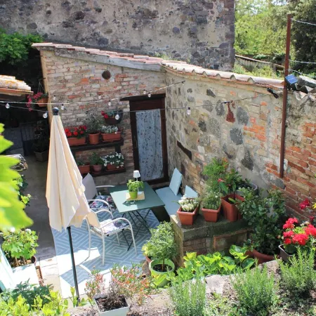 Loft with flowered courtyard in Val d'Orcia Radicofani
