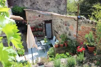 Loft with flowered courtyard in Val d'Orcia Radicofani Hotels in Radicofani