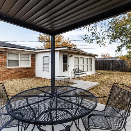 Walk to Groceries—Sleeps 8— Room + Patio + Parking for 4