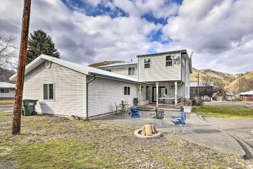Kooskia Sanctuary w/ Patio, Fire Pit & Grill! - parking