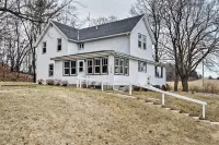 Wisconsin River Valley Farmhouse Fire Pit and View - Wi-Fi
