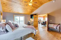 Mtn-View Cabin: Deck & Pets Welcome in Murphy - spa