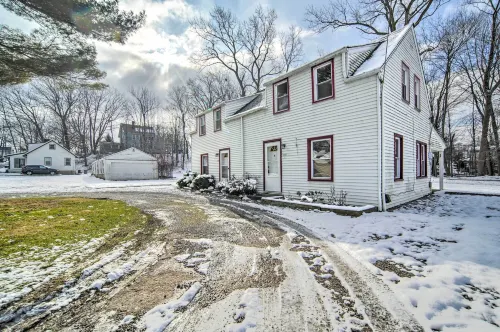 Eastlake Home w/ Patio < 1 Mi to Lake Erie! - Homestays