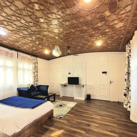 The Apollo 11 Heritage Luxury Houseboat