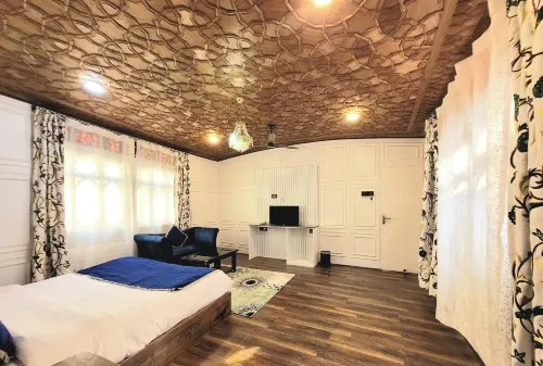 The Apollo 11 Heritage Luxury Houseboat