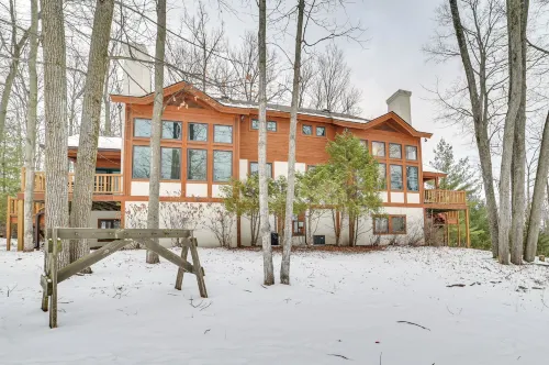Slopeside Boyne Mtn Resort Condo w/ Deck! - 4 stjerner