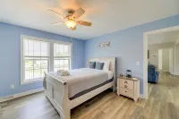 Coastal Emerald Isle Retreat w/ Deck & Grill! - Balkoner