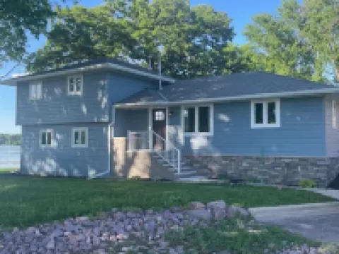 Beautiful walkout lakefront property - Location, Location, Location!!! フェアモントのホテル