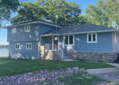 Beautiful walkout lakefront property - Location, Location, Location!!! Hotels in Fairmont