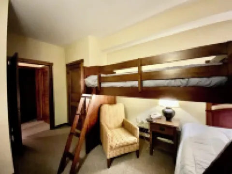 Luxury Ski-in/Ski-out 2 BR, Soaring Eagle 207, Hot tubs, Underground parking