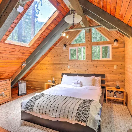 Peaceful Wooded Cabin by Mt Baker Ski Area!