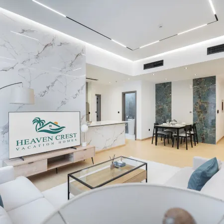 Heaven Crest Holiday Homes Downtown - Studio, 1, & 3 Bedroom Suites 2 minute Отели рядом с достопримечательностью «Базар Аль-Бахар»