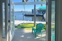 Matlacha Waterfront Retreat: Dock & Hot Tub! - Wifi